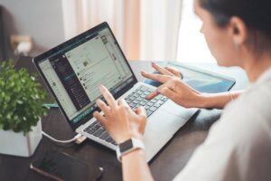 痛くないパンプスは働く女性にとっての必須条件ですか？